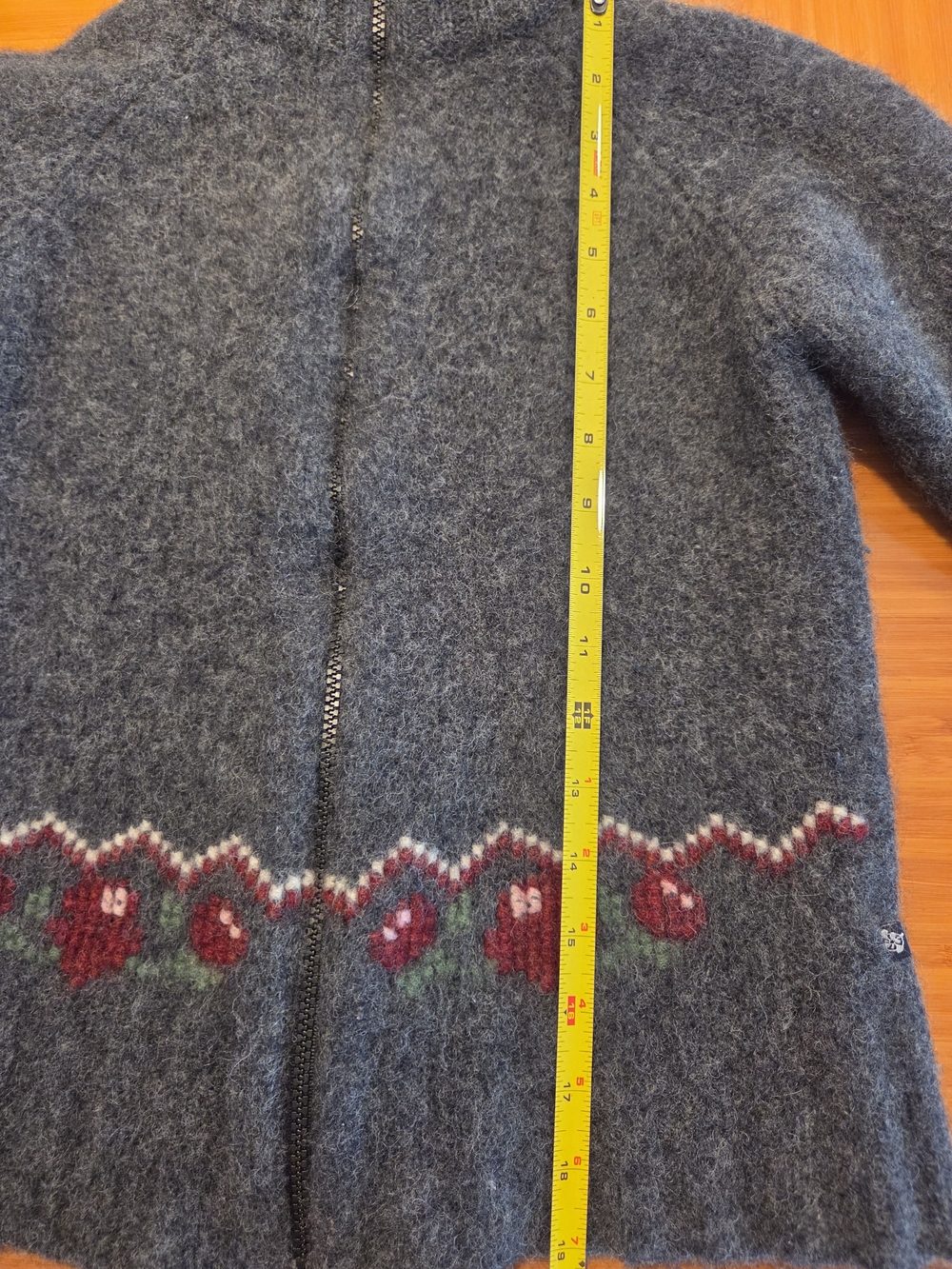 Simons 90s Charcoal Gray Zip-Front Wool Sweater with Berry Accent - Picture 9 of 10